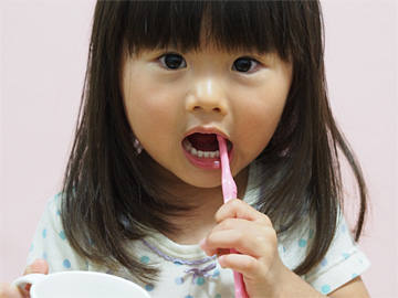 歯科衛生士のお姉さんと歯磨きの練習をしよう！